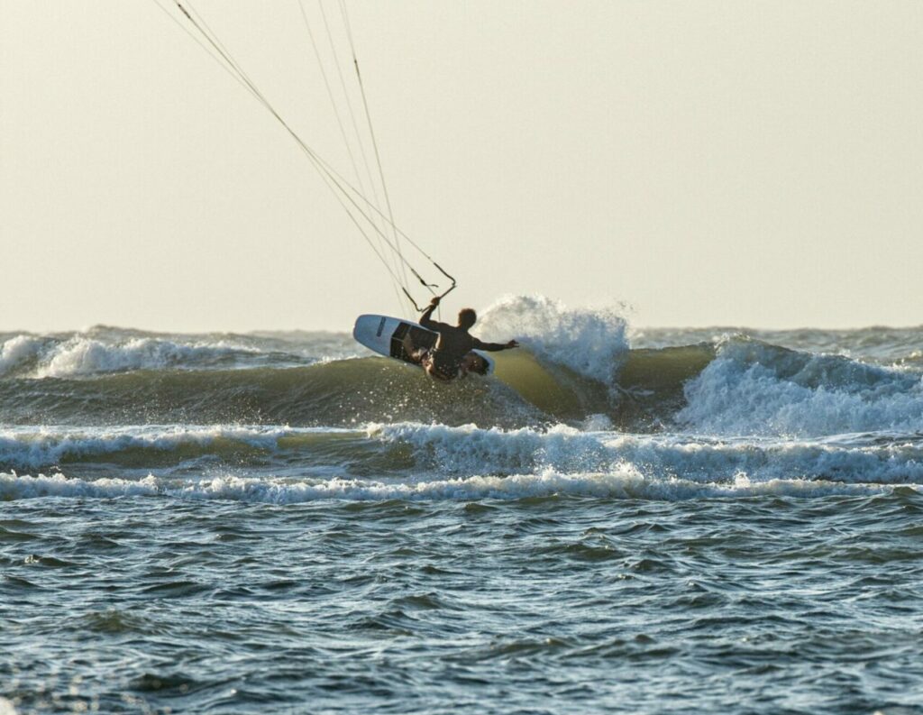 Kite Explorer Colombia - Kite Surf - Colombie - Sur l'eau un élève de Kitesurf est en train d'effectuer un saut