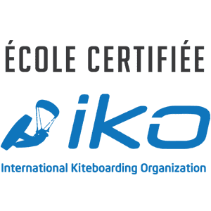 Logo de la certification IKO International KiteBoarding Organization, en bleu avec un pratiquant de kite