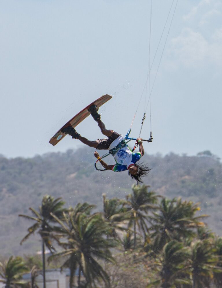pratiquant de freestyle kite surf en train de faire un Back roll , la tête en bas et la planche en l'air - Kite Explorer Colombia - Kite Surf - Colombie
