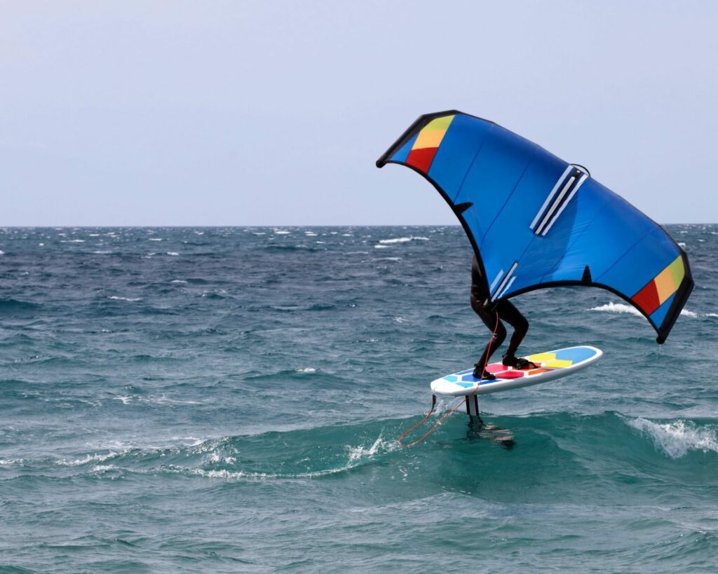 15 raisons de faire un Voyage Kite Surf en Colombie, windfoil sur les eaux colombiennes