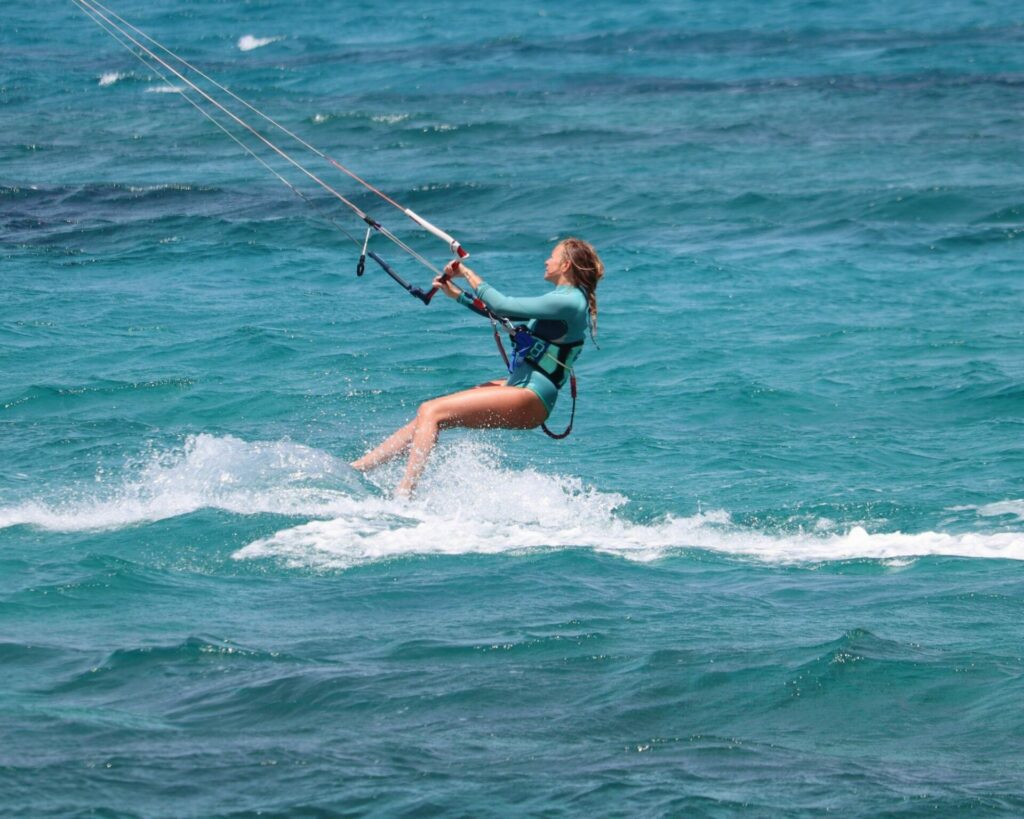 15 raisons de faire un Voyage Kite Surf en Colombie, jeune femme qui fait du kite surf en colombie