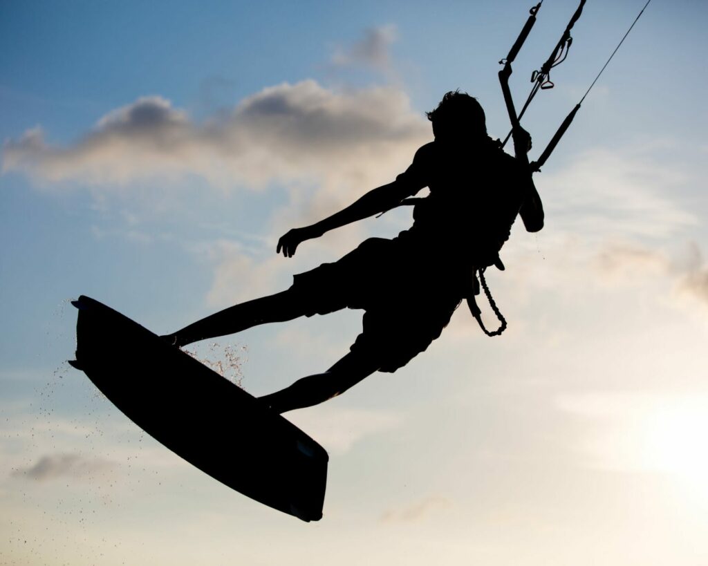 15 raisons de faire un Voyage Kite Surf en Colombie, saut en kitesurf