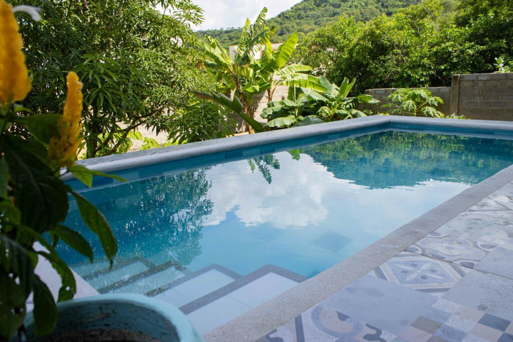 piscine et jardin de l'hôtel gîte de santa veronica casa bachue