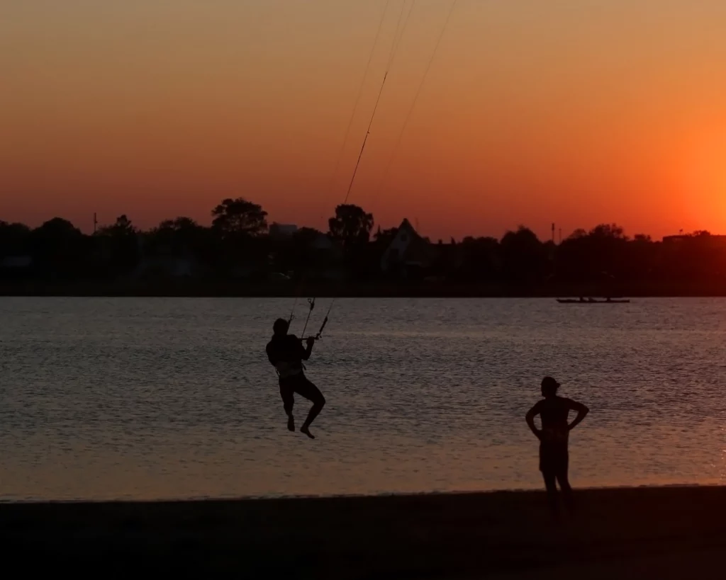 Débuter en kitesurf : Les clés et astuces pour progresser rapidement Les fondamentaux du kitesurf