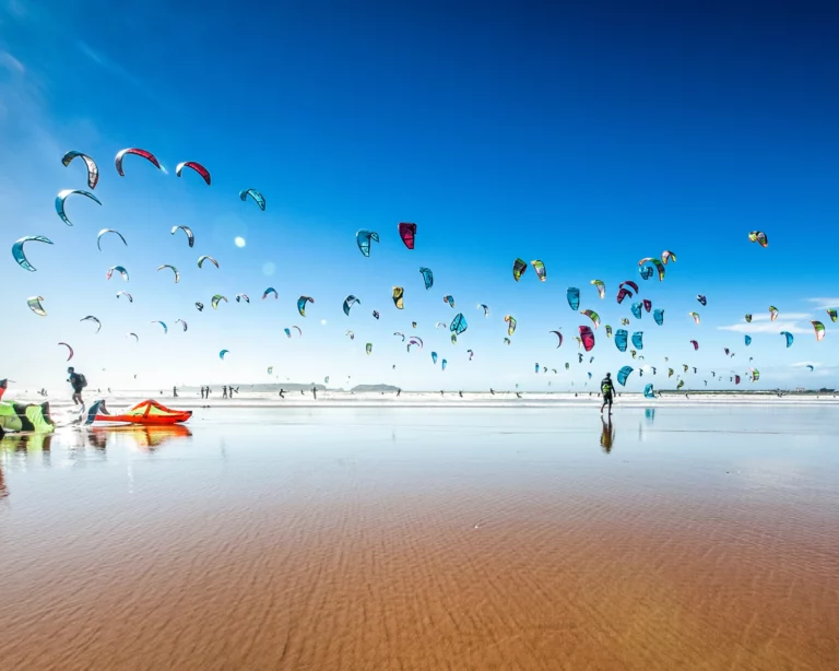 Lire la suite à propos de l’article Débuter en kitesurf : Les clés et astuces pour progresser rapidement