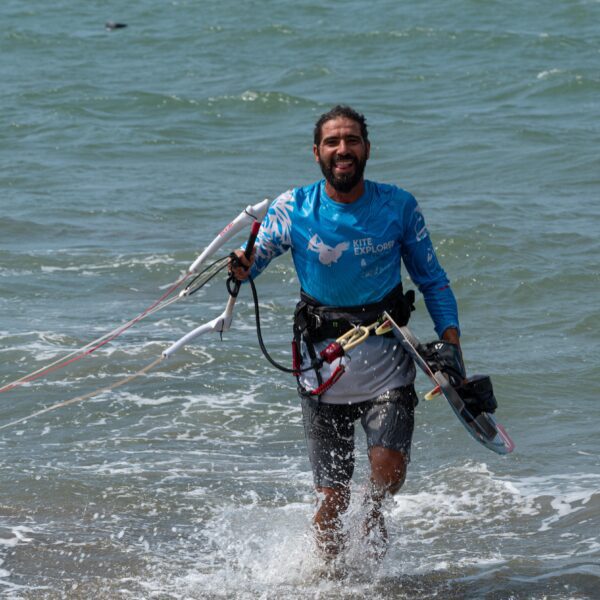 stagiaire heureux lors d'un cours de kite surf en colombie