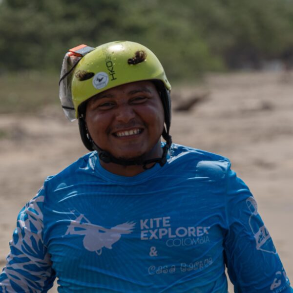 stagiaire heureux lors d'un cours de kite surf en colombie