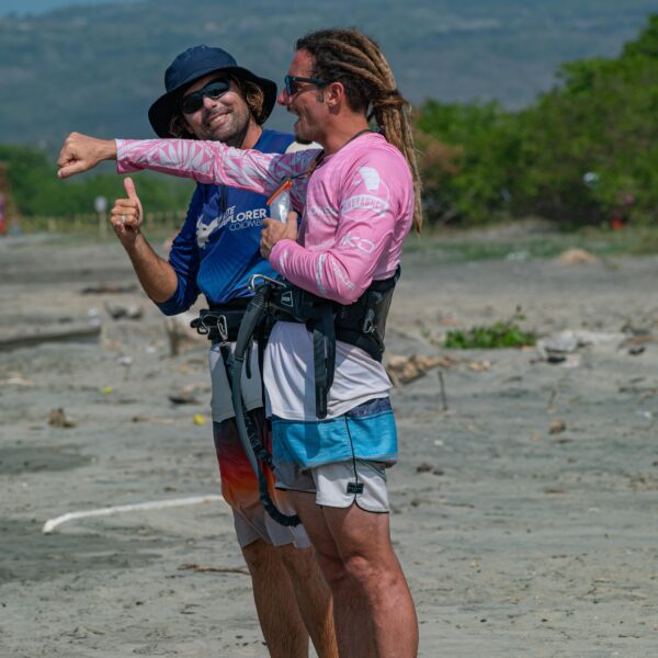 moniteurs heureux lors de lessons de l'école de kitesurf et wingfoil en colombie
