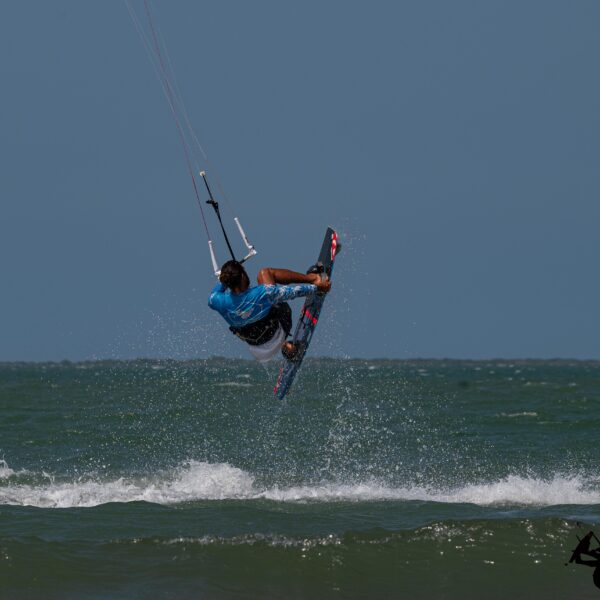 saut en kitesurf twintip lors d'un stage perfectionnement de l'école kite explorer colombia en colombie à salinas del rey