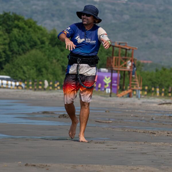 moniteur kitesurf de l'école kite explorer colombia en colombie, dansant