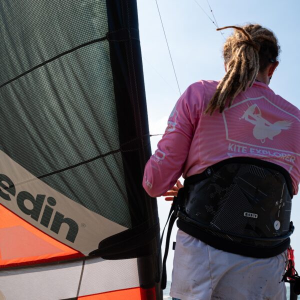 aile de kites surf de la marque reedin avec un moniteur qui aide au décollage lors d'un cour de kitesurf à santa veronica en colombie
