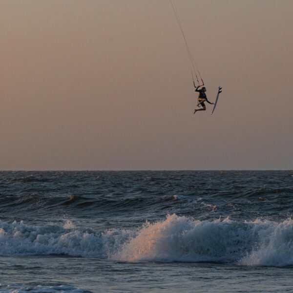 coucher de soleil en kitesurf a salinas del rey en colombie, pendant un stages perfectionnement kitesurf strapless et twintip