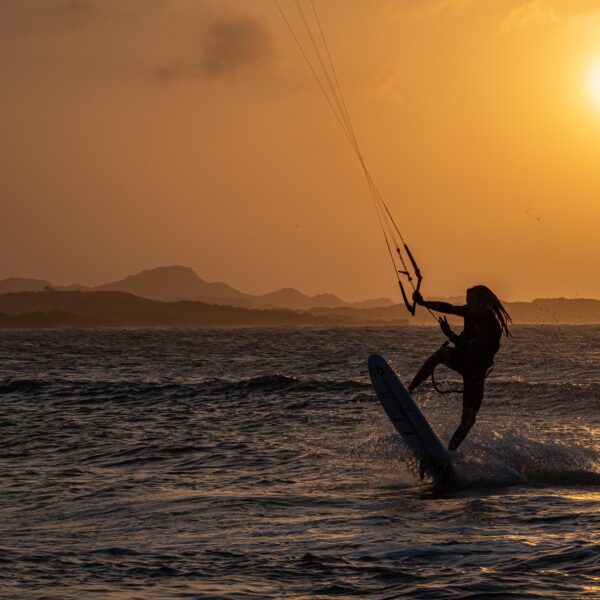 coucher de soleil en kitesurf a salinas del rey en colombie, pendant un stages perfectionnement kitesurf