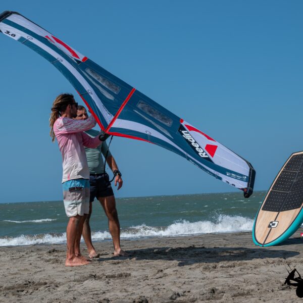 cours de wing foil à santa veronica en colombie avec kite explorer colombia, école de kite et de wing