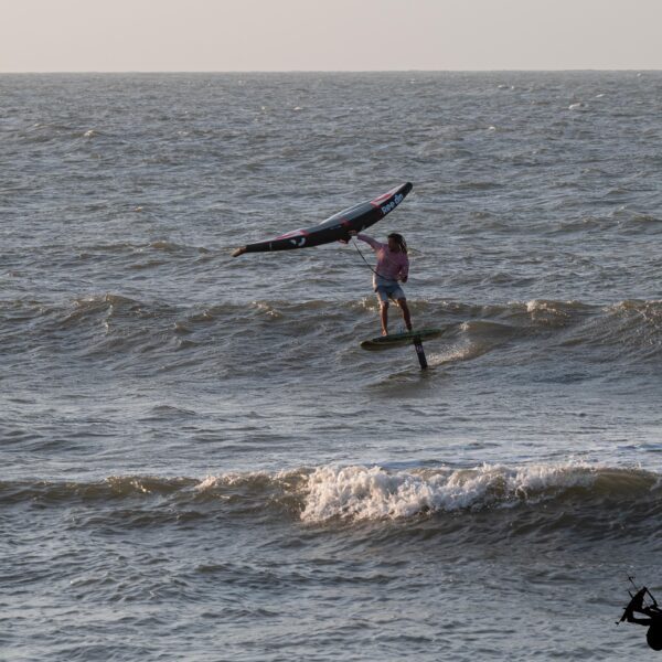 wing foil dans des vagues à santa veronica en colombie avec kite explorer colombia, école de kite et de wing
