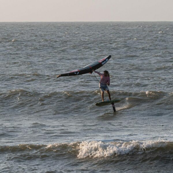 wing foil dans des vagues à santa veronica en colombie avec kite explorer colombia, école de kite et de wing